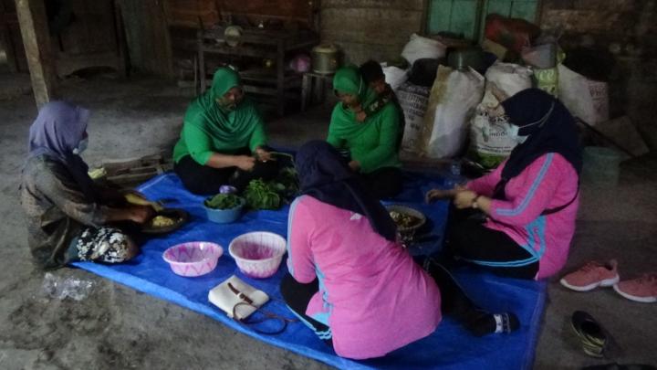  Bantu Memasak, Persit Dan Bhayangkari Tambakrejo, Datangi Dapur Umum Anggota Satgas TMMD Bojonegoro